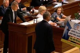 Vyhrocená scéna ve Sněmovně. Jurečka přišel s transparentem k Babišovi, po osobním výpadu mezi ně vstoupil Šťastný